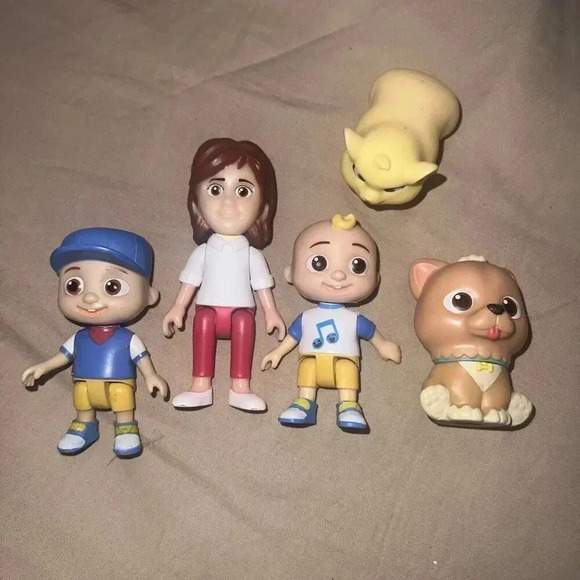 Cocomelon Figure Lot Set Mom Baby Dog Hamster - Picture 1 of 3
